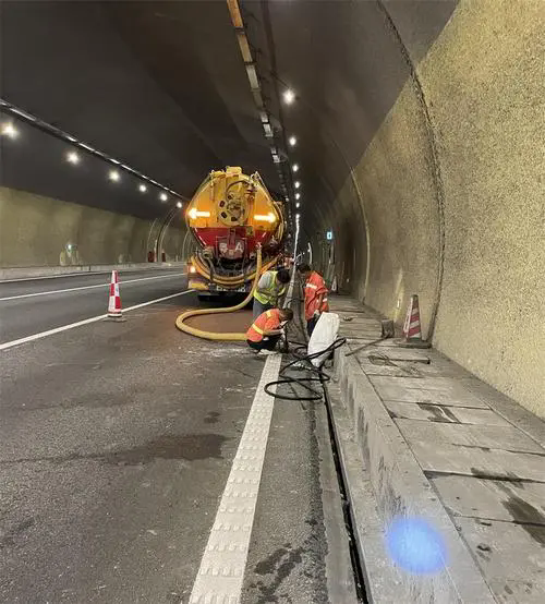 茅箭隧道排水渠清淤